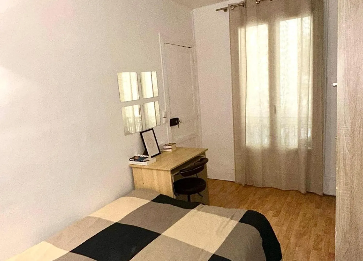 홈스테이 Chambre Cosy Dans Appartement Partage 2 Pieces Proche Tour Eiffel Cozy Bedroom In A Shared 2-Room Apartment Near Eiffel Tower 파리